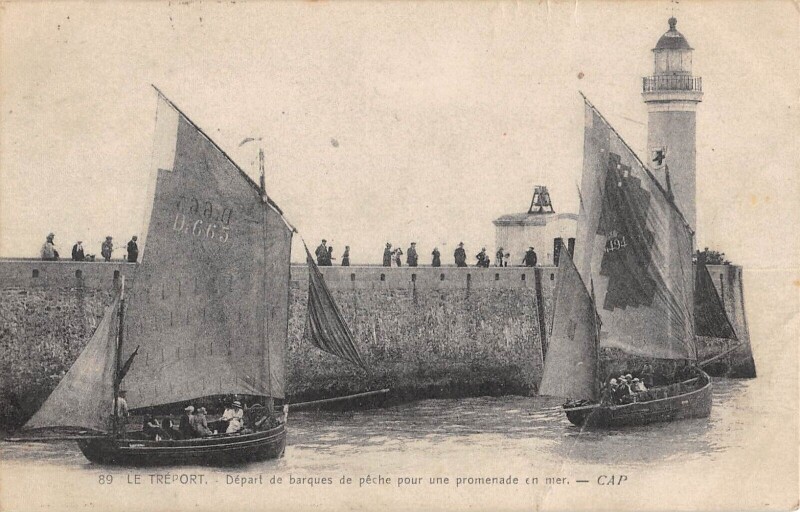 Carte postale ancienne Le Treport Depart De Barques De Peche Pour Une Promenade En Mer