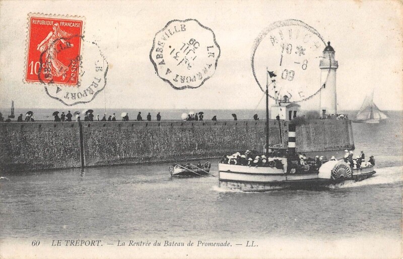 Carte postale ancienne Le Treport La Rentree Du Bateau De Promenade
