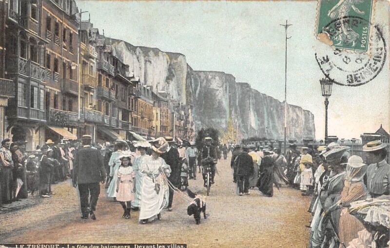 Carte postale ancienne Le Treport Fete Des Baigneurs Devant Les Villas