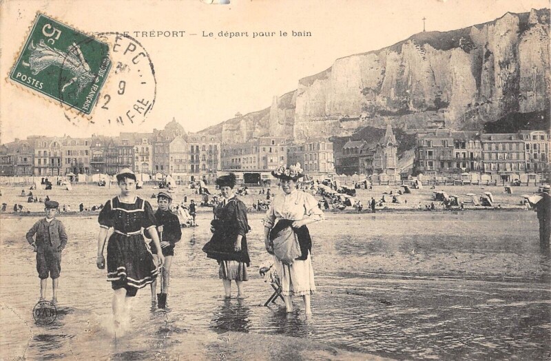 Carte postale ancienne Le Treport Le Depart Pour Le Bain