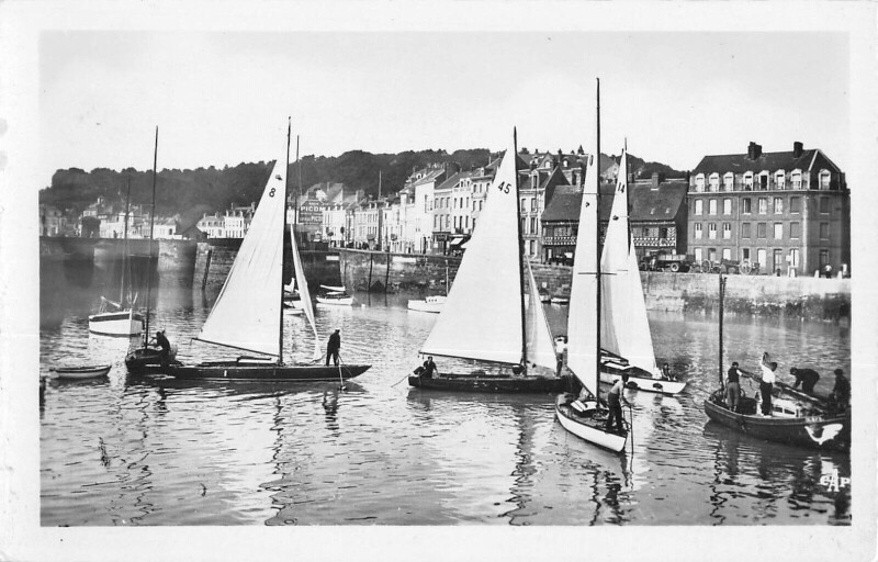 Carte postale ancienne Saint Valery En Caux Bateaux De Plaisance Dans Le Port à Saint-Valery-en-Caux