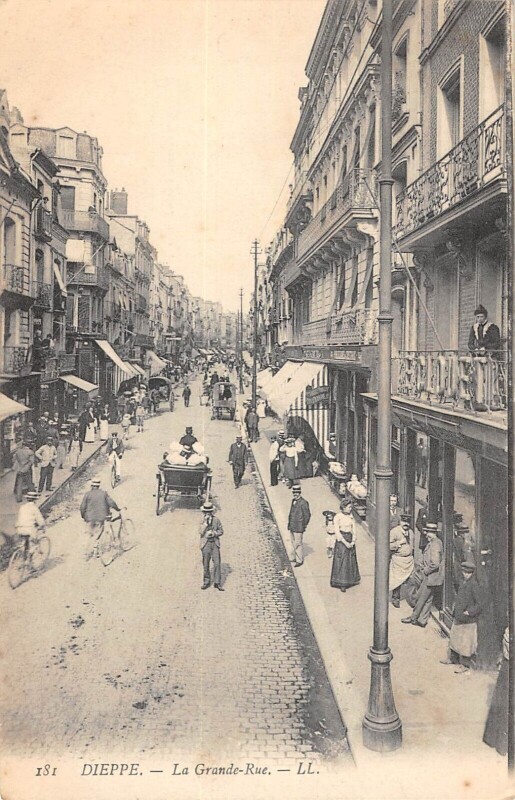 Carte postale ancienne Dieppe La Grande Rue à Dieppe