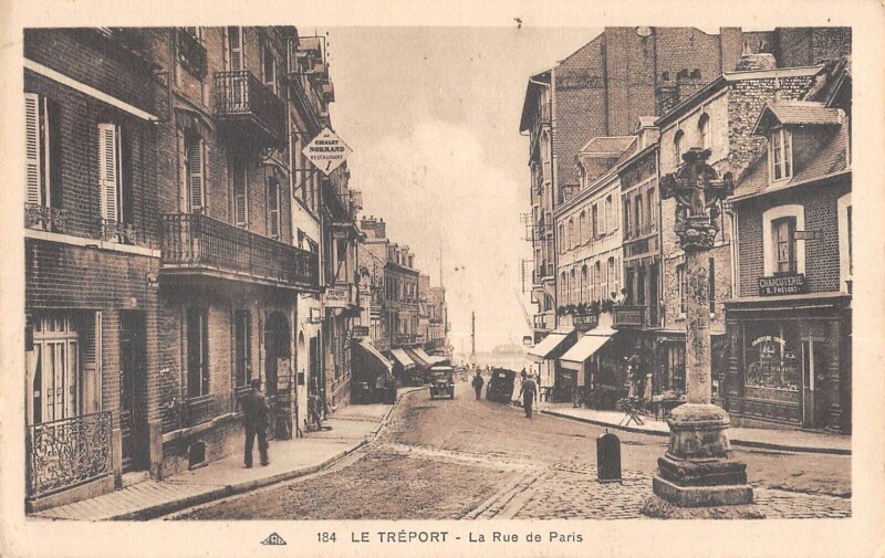 Carte postale ancienne Le Treport Rue De Paris