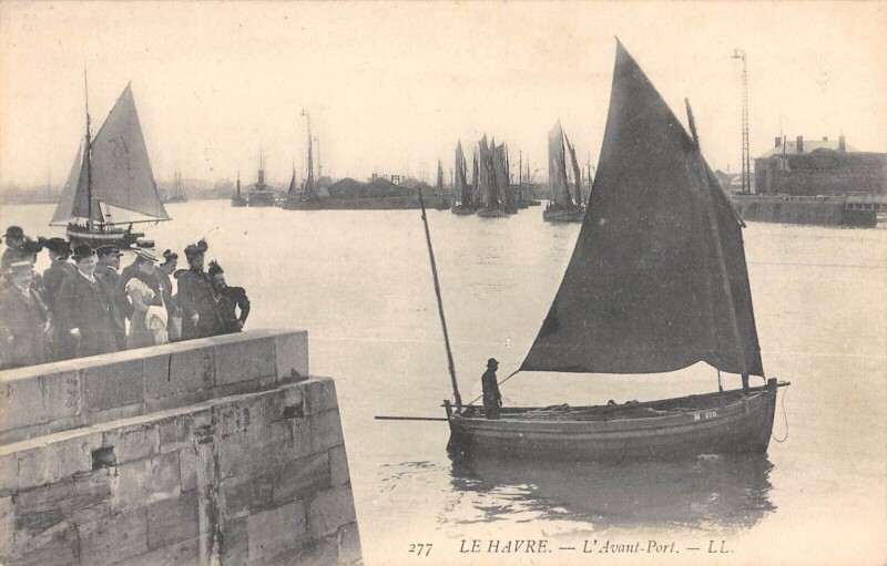 Carte postale ancienne Le Havre L'Avant Port au Havre