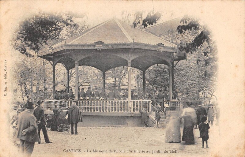 Carte postale ancienne Castres Musique De L'Ecole D'Artillerie Au Jardin Du Mail à Castres