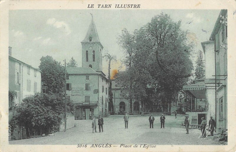 Carte postale ancienne Angles Place De L'Eglise