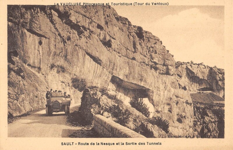 Carte postale ancienne Sault Route De La Nesque Et Sortie Des Tunnels à Sault