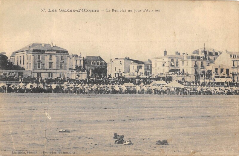 Carte postale ancienne Les Sables D'Olonne Le Remblai Un Jour D'Aviation aux Sables-d'Olonne