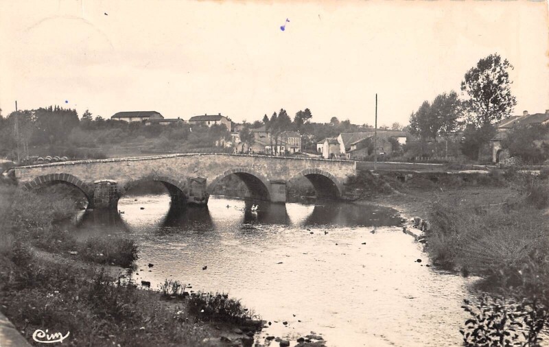 Carte postale ancienne Attigny Pont Sur La Saone à Attigny