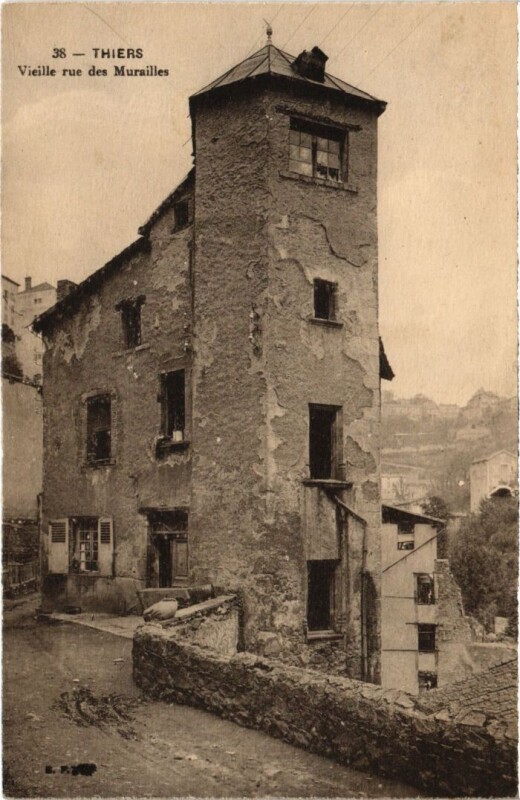 Carte postale ancienne Thiers Vieille Rue des Murailles France à Thiers