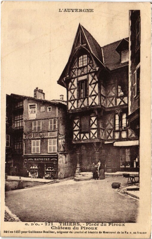 Carte postale ancienne Thiers Place du Piroux, Chateau France à Thiers