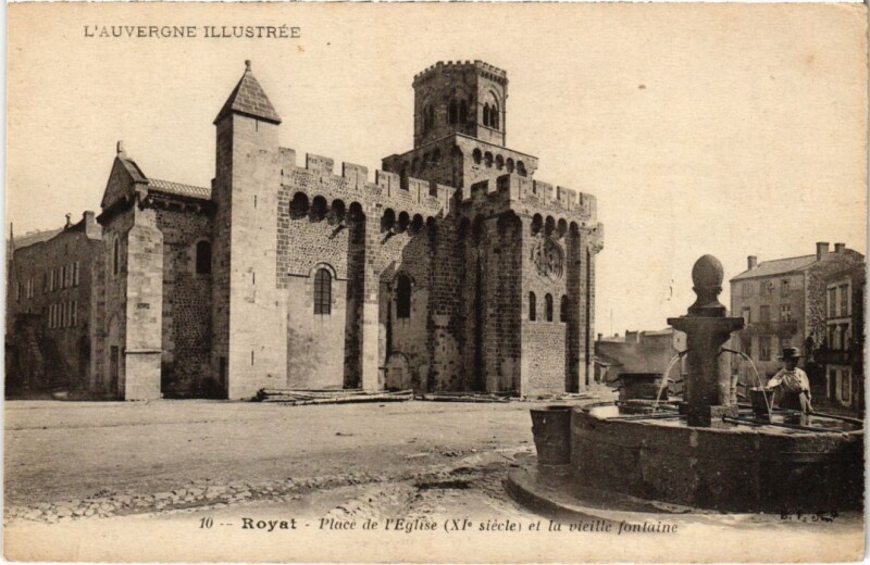 Carte postale ancienne Royat Place de l'Eglise France à Royat