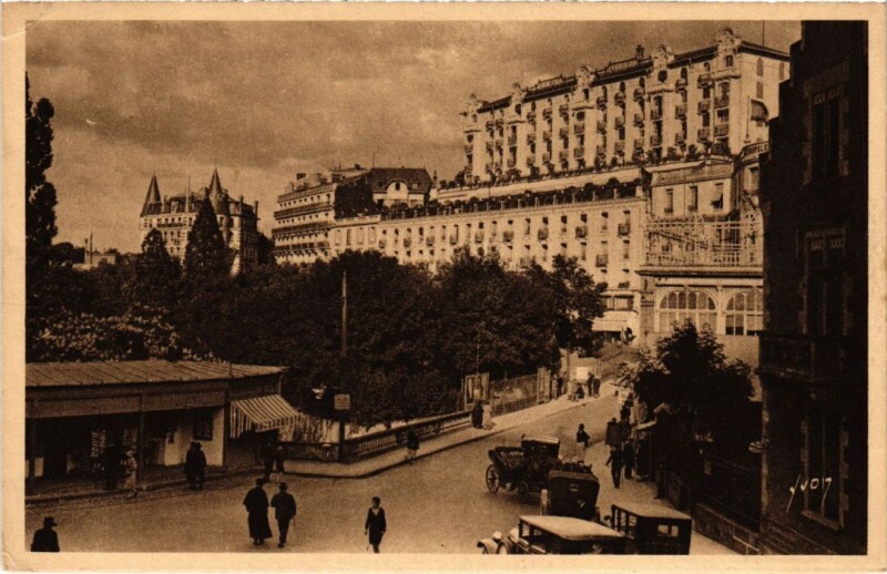 Carte postale ancienne Royat La Place Allard et les Grands Hotels France à Royat