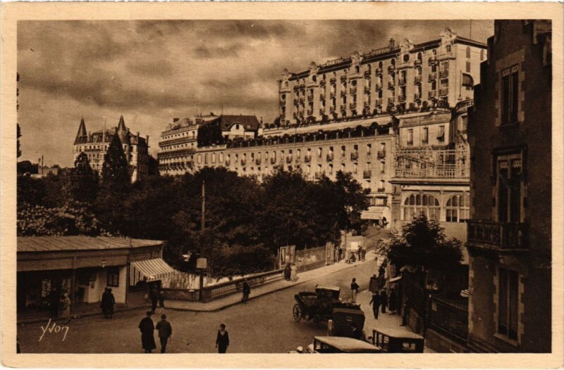 Carte postale ancienne Royat La Place Allard et les Grands Hotels France à Royat