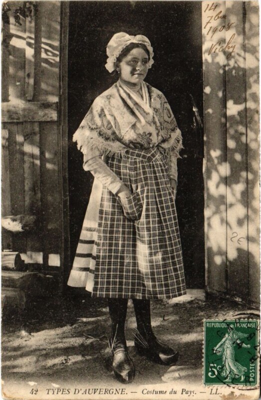 Carte postale ancienne Types d' Auvergne Costume du Pays France