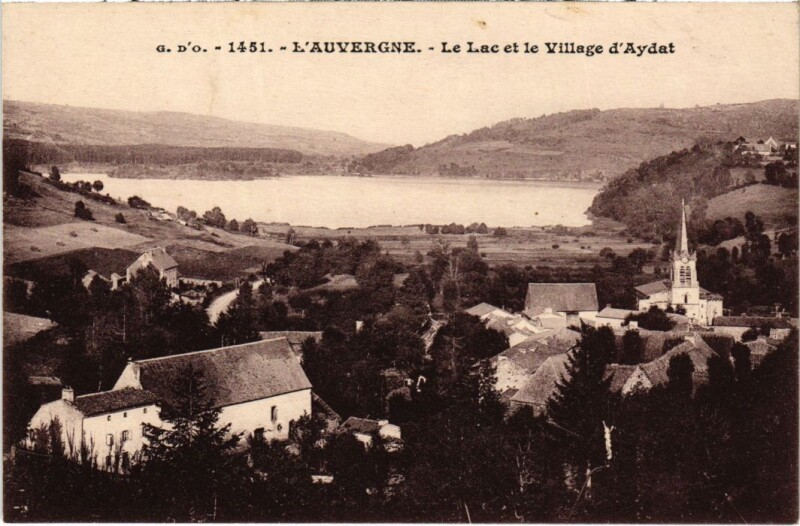 Carte postale ancienne L' Auvergne Le Lac et le Village d'Aydat France à Aydat