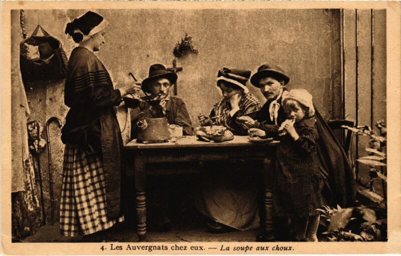 Carte postale ancienne Auvergne La soupe aux choux France
