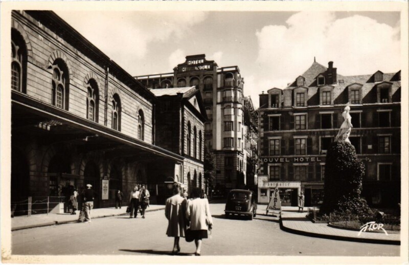 Carte postale ancienne Mont-Dore Place de l'Etablissement thermal France à Mont-Dore