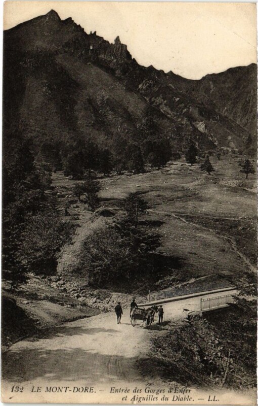 Carte postale ancienne Mont-Dore Entree des Gorges d'Enfer France à Mont-Dore