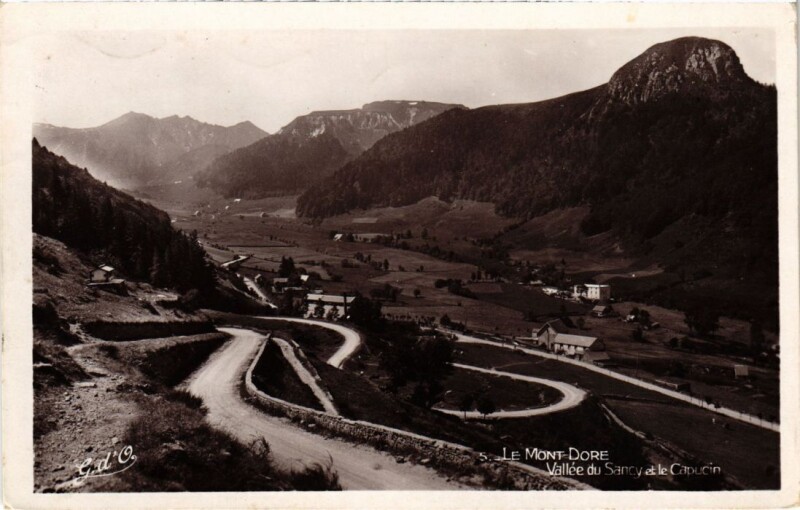 Carte postale ancienne Mont-Dore Vallee du Sancy et le Capucin France à Mont-Dore