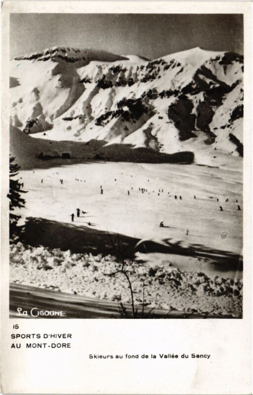 Carte postale ancienne Mont-Dore Skieurs au fond de la Vallee du Sancy France à Mont-Dore