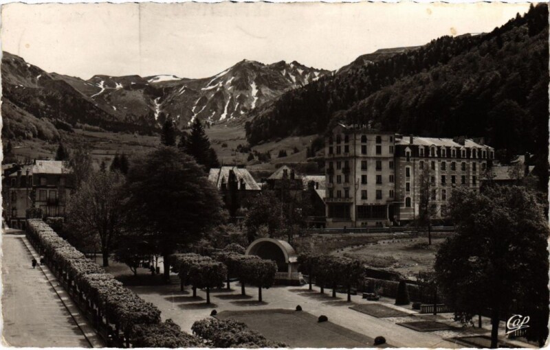 Carte postale ancienne Mont-Dore Le Parc et l'Hotel des Sapins France à Mont-Dore