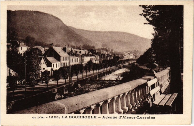 Carte postale ancienne La Bourboule Avenue d'Alsace Lorraine France à La Bourboule