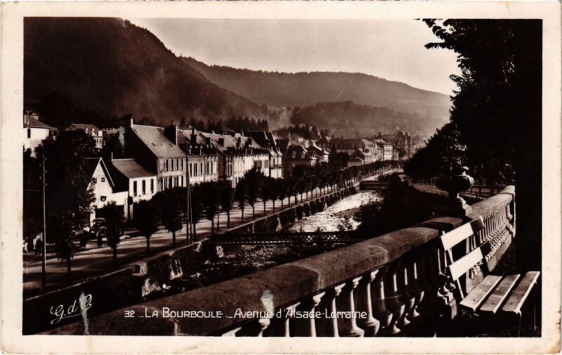 Carte postale ancienne La Bourboule Avenue d'Alsace Lorraine France à La Bourboule