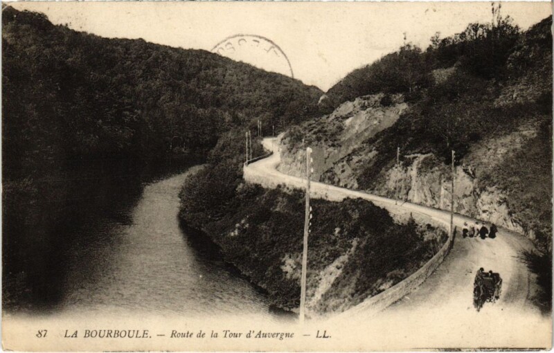 Carte postale ancienne La Bourboule Route de la Tour d'Auvergne France à La Bourboule