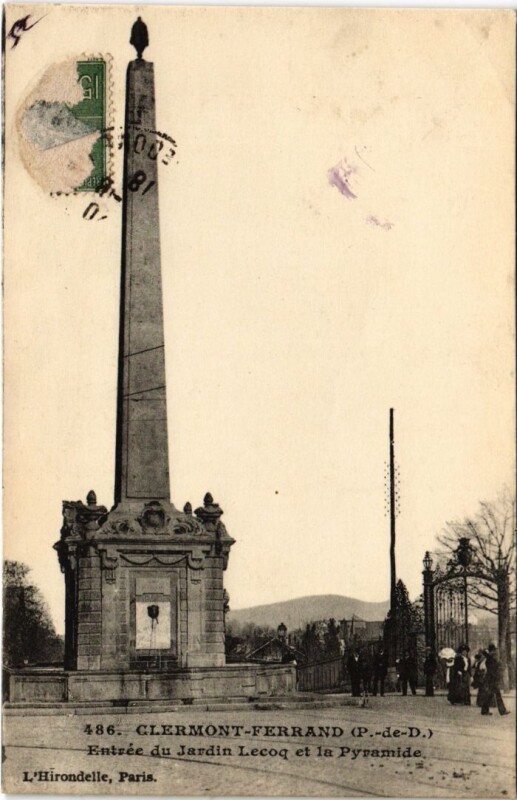 Carte postale ancienne Clermont-Ferrand Entree du Jardin Lecoq et la Pyramide France à Clermont-Ferrand