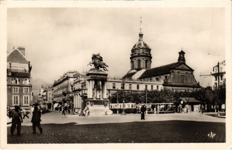 Carte postale ancienne Clermont-Ferrand Place de Jaude et rue Blatin France à Clermont-Ferrand