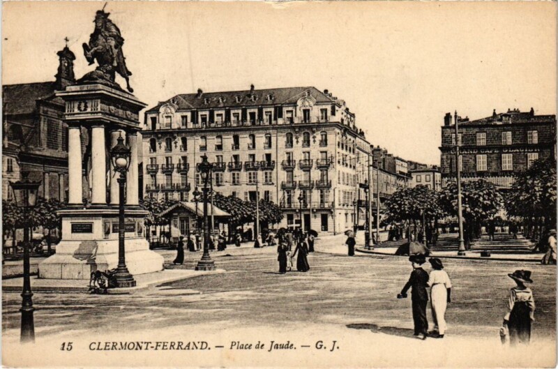 Carte postale ancienne Clermont-Ferrand Place de Jaude France à Clermont-Ferrand