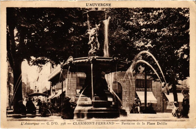 Carte postale ancienne Clermont-Ferrand Fontaine de la Place Delille France à Clermont-Ferrand