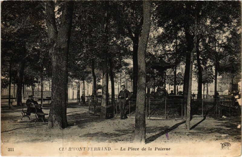 Carte postale ancienne Clermont-Ferrand La Place de la Poterne France à Clermont-Ferrand