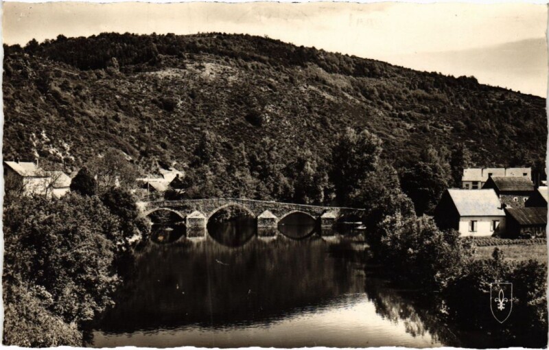 Carte postale ancienne Vallee de la Sioule Le vieux pont de Menat France à Menat