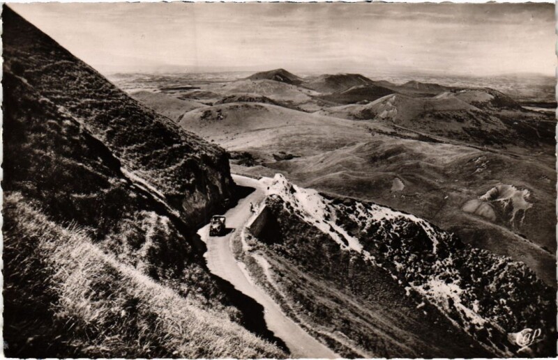 Carte postale ancienne Puy de Dome L'Autoroute et les Domes Nord France