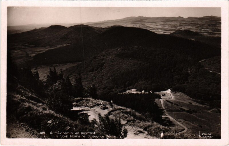 Carte postale ancienne Puy de Dome A mi-chemin en montant la voie Romaine France