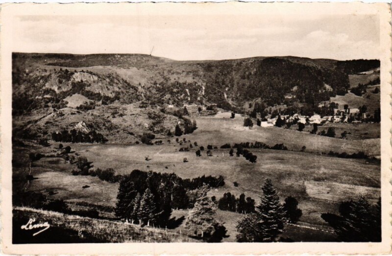 Carte postale ancienne Anzat le Luguet Le Village d'Artout et sa Vallee France à Anzat-le-Luguet