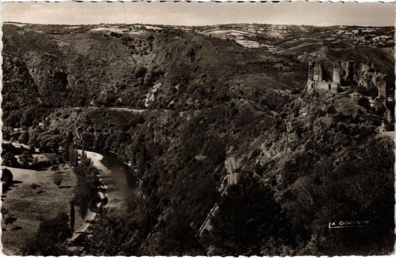 Carte postale ancienne Menat Les ruines du Chatea Rocher France à Menat