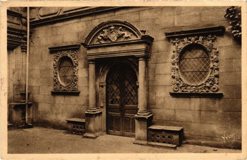 Carte postale ancienne Riom Cour de l'Hotel Arnoux de Maison Rouge France