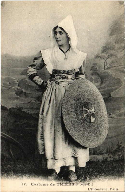 Carte postale ancienne Thiers Costume France à Thiers