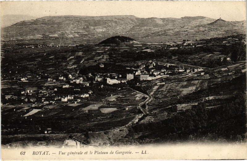 Carte postale ancienne Royat Vue Generale et le Plateau de Gergovie France à Royat