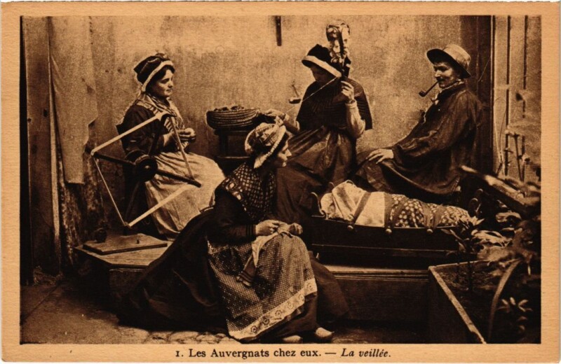 Carte postale ancienne Auvergne Les Auvergnats chez eux France
