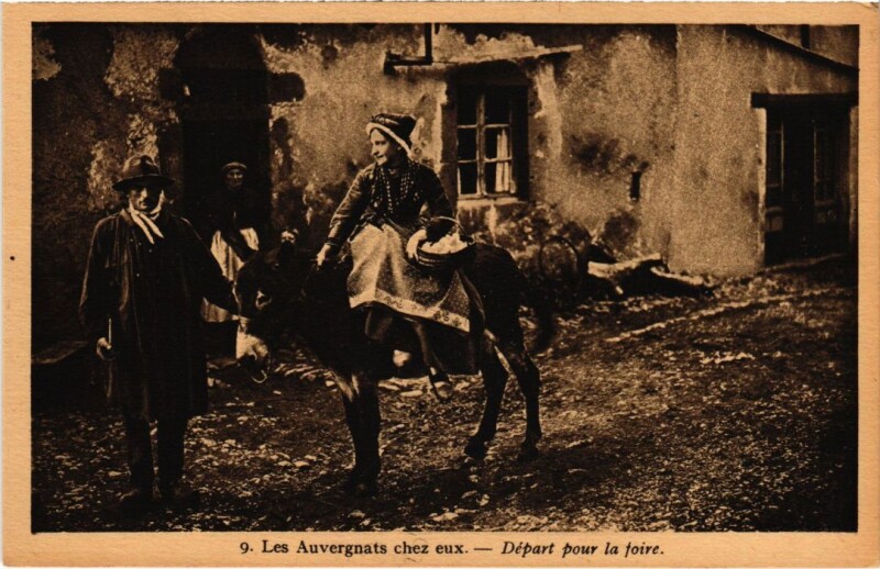 Carte postale ancienne Auvergne Les Auvergnats chez eux France