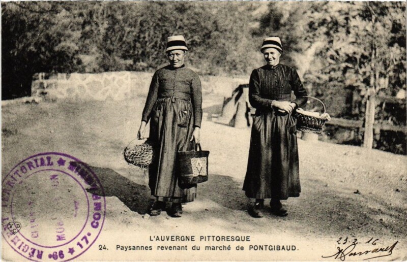 Carte postale ancienne Auvergne Paysannes revenant du marche de Pontgibaud France à Pontgibaud