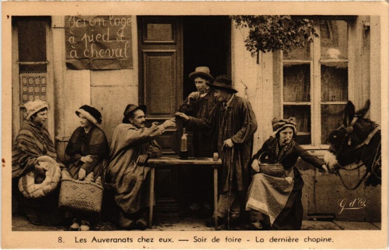 Carte postale ancienne Auvergne Les Auvergnats chez eux France