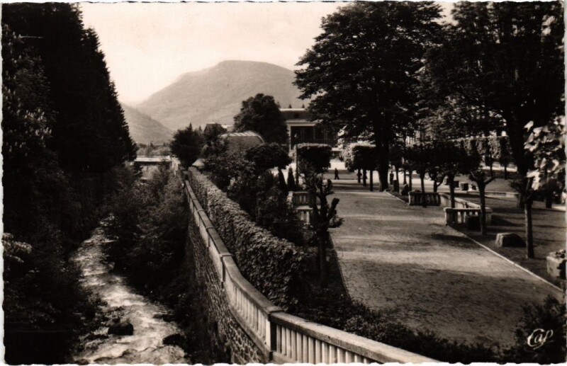 Carte postale ancienne Mont-Dore Le Parc du Casino et la Dordogne France à Mont-Dore