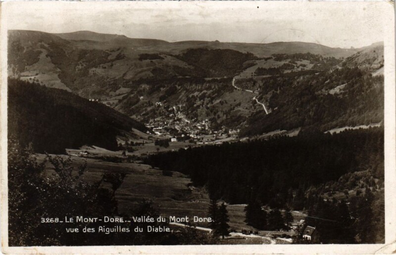 Carte postale ancienne Mont-Dore Vallee et vue des Aiguilles du Diable France à Mont-Dore