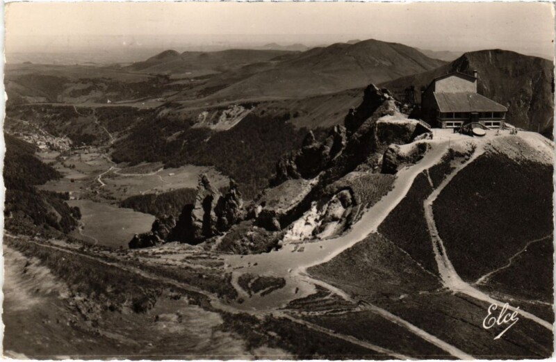 Carte postale ancienne Mont-Dore Le Sommet du Sancy et la Gare France à Mont-Dore