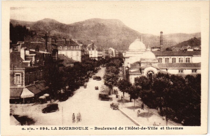 Carte postale ancienne La Bourboule Boulevard de l'Hotel de Ville et thermes France à La Bourboule
